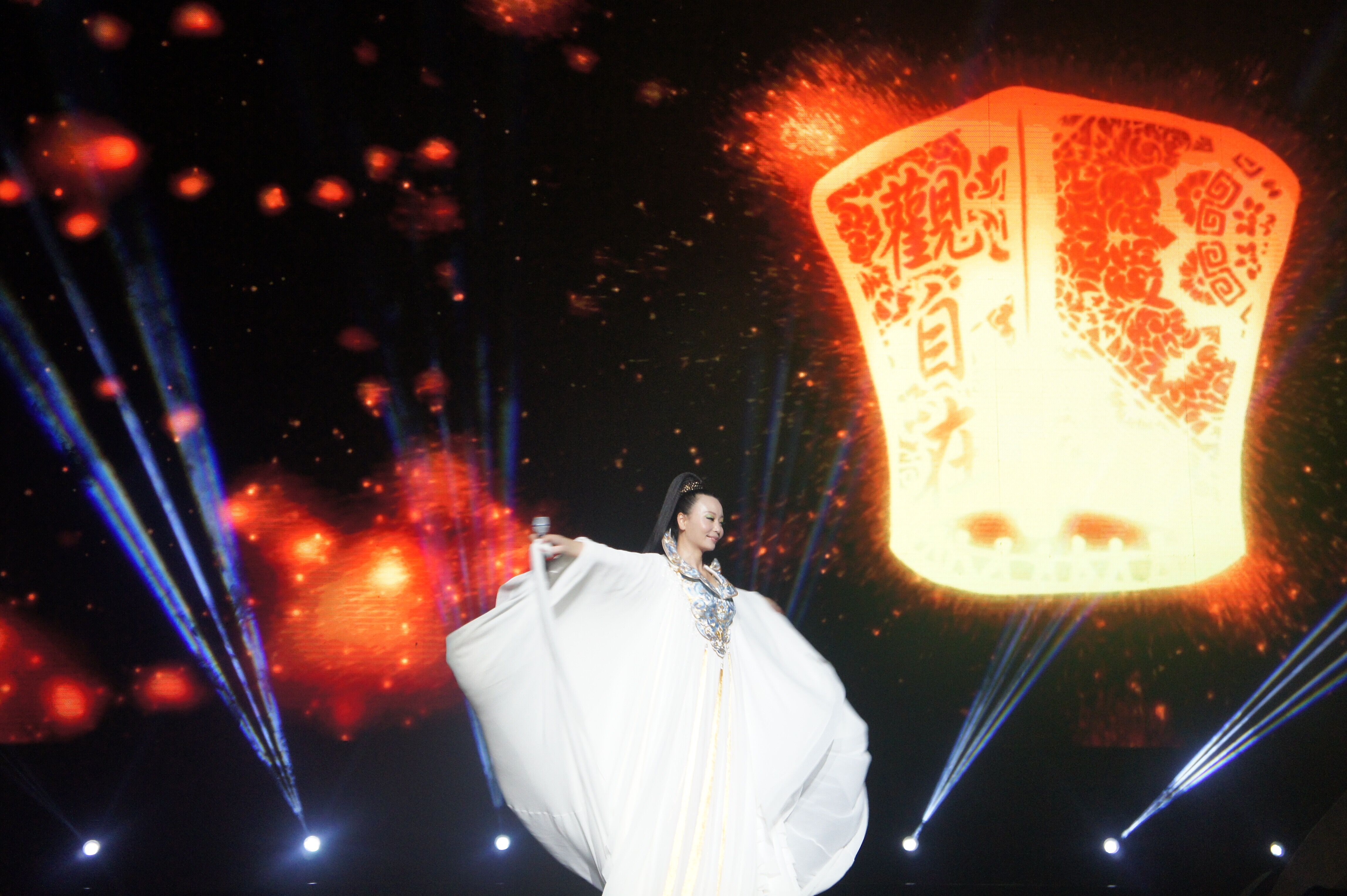 r7bjp">敬善媛,本名 a target="_blank" href="/item/杨小琳/6100927"