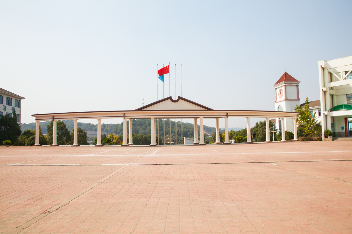  p>湖南长沙同升湖实验学校是一所十五年一贯高级全日制寄宿学校,地