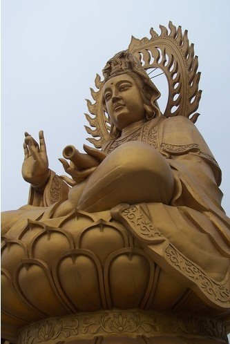 钢城区莲花山是位于莱芜和新泰的界山,主峰