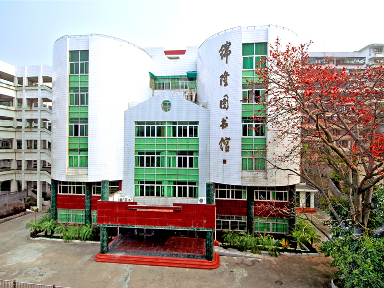  p>福建省厦门第一中学,简称厦门一中,创办于1906年,其前身是清康熙二
