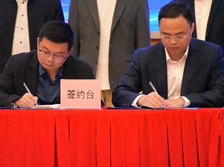与武汉厚溥数字科技有限公司签订校企合作协议