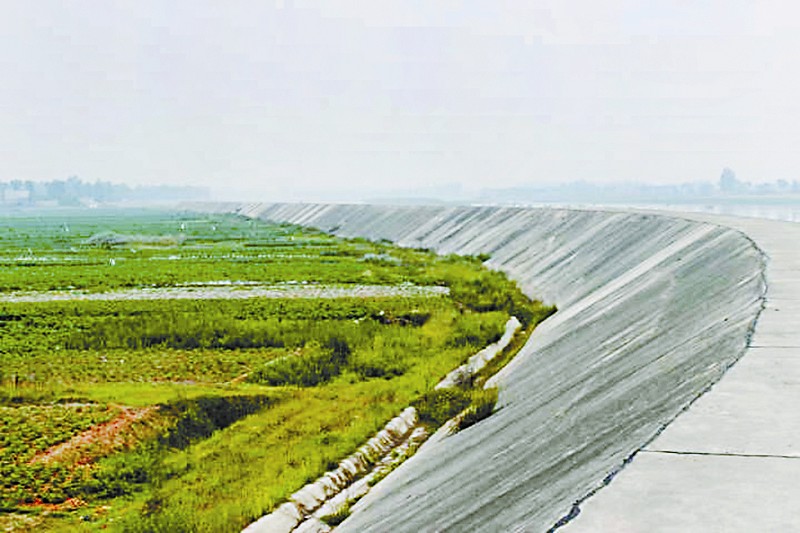 为目的建造的工程项目,一般为梯形,是指为了防止河流泛滥而建的堤坝