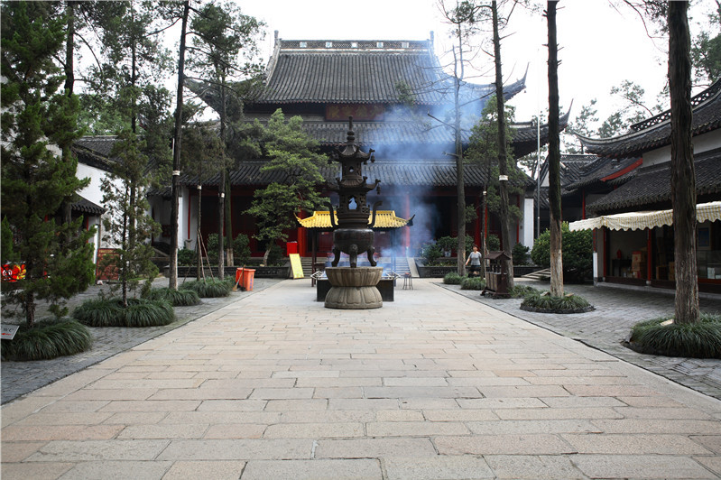  p>大明寺大雄宝殿位于扬州市邗江区平山堂路1号. /p>