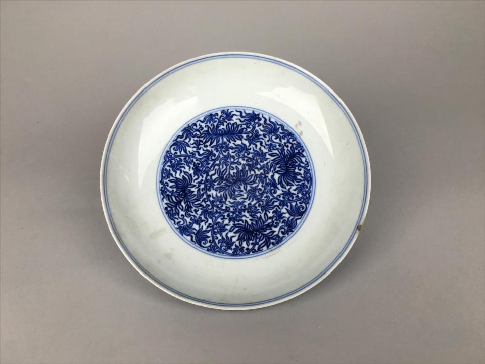 清雍正款青花铁线描花卉纹瓷盘