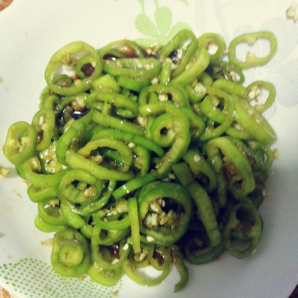  p>凉拌青椒是由青椒为主要食材做成的一道菜品,属于家常菜.
