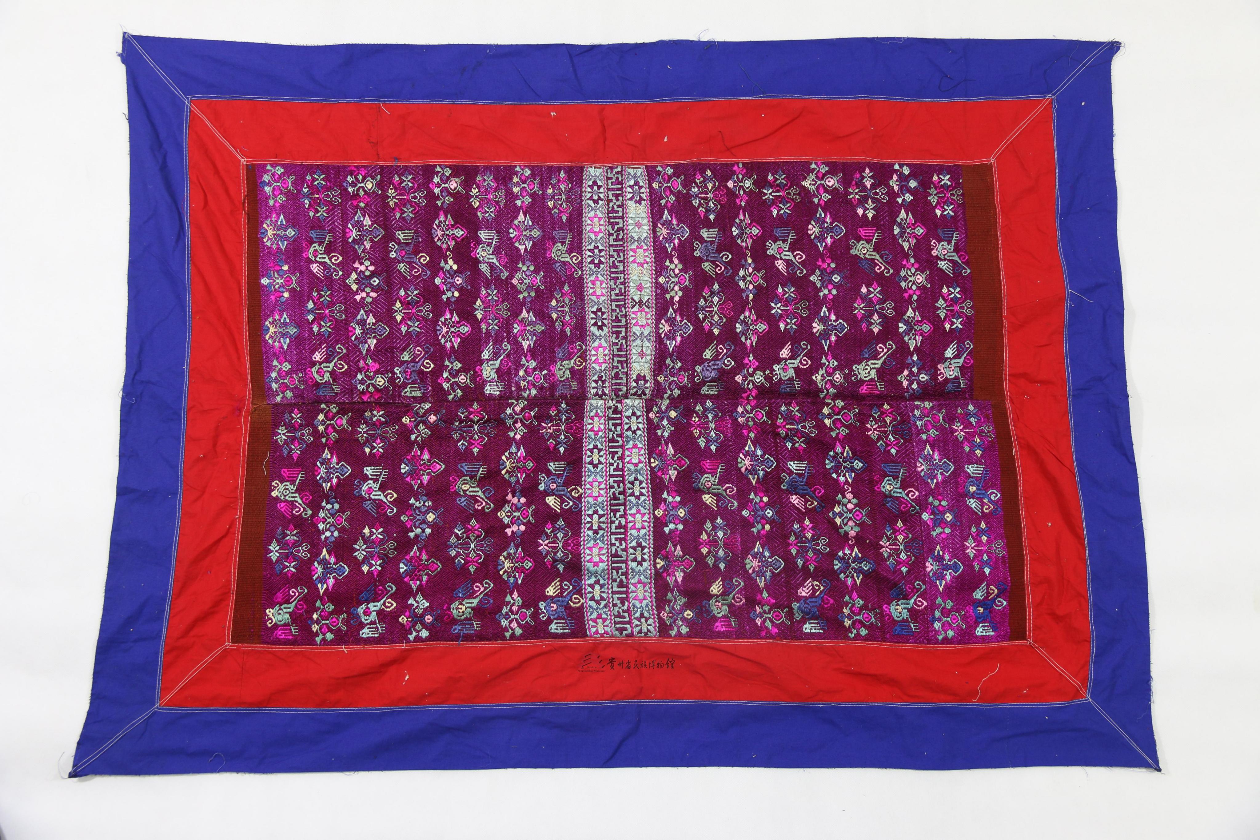 当代广西环江毛南族花鸟纹织锦被面