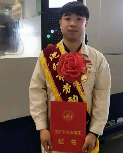 董明