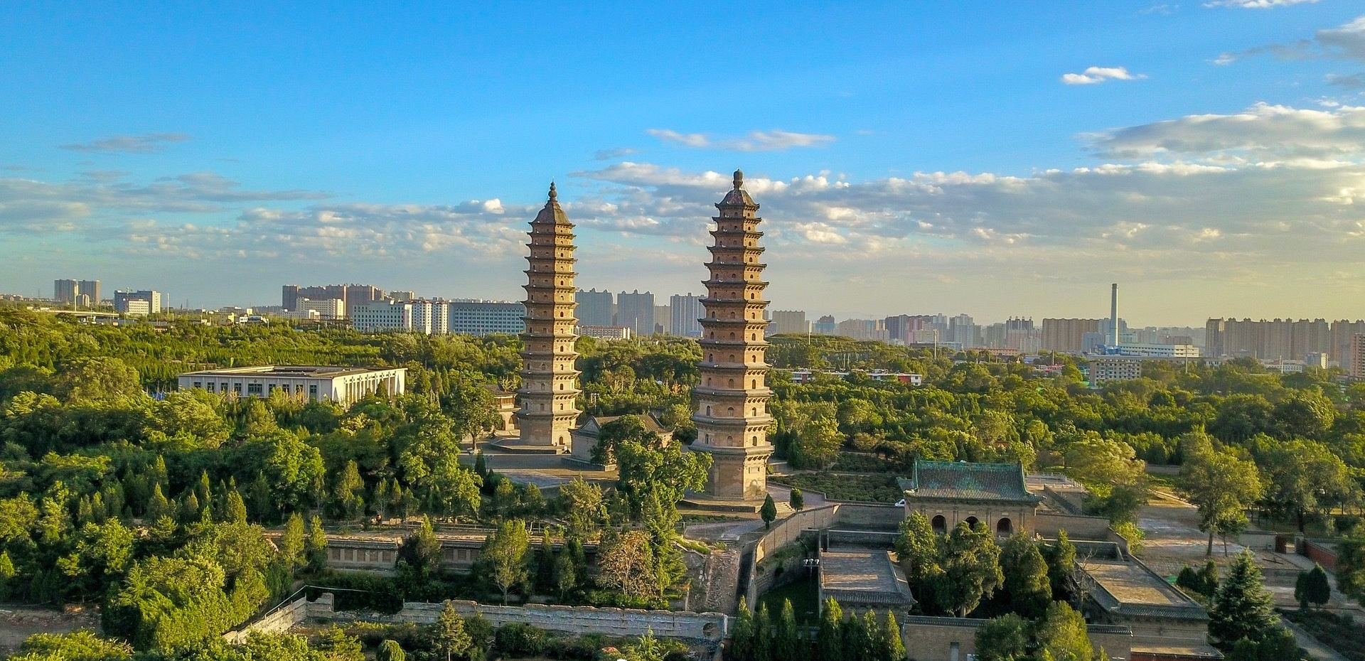  p data-id="gnwu3fdu6x">永祚寺双塔,又名凌霄双塔,是山西省会太原