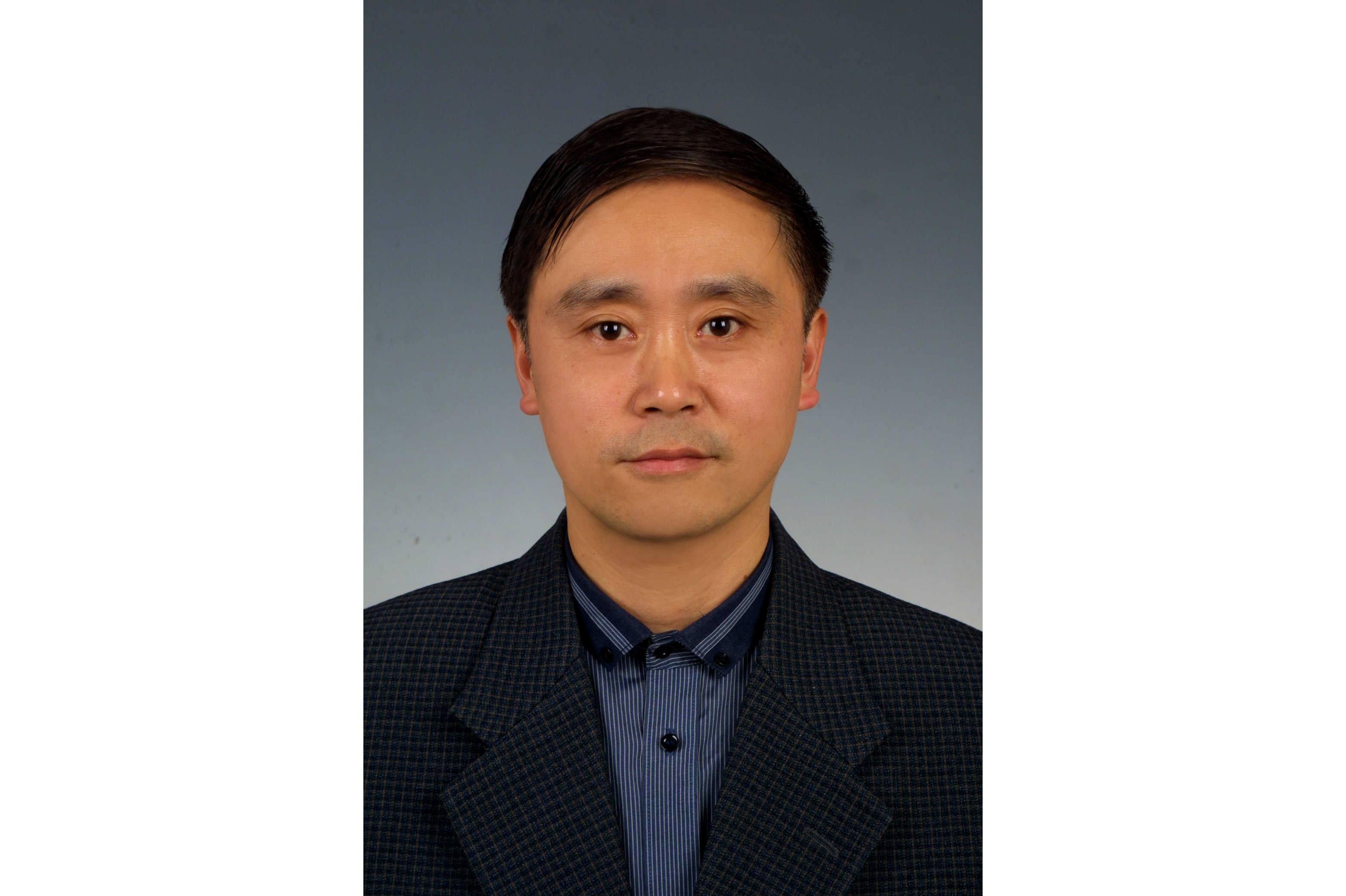 张强,1961年1月28日出生于四川省成都市