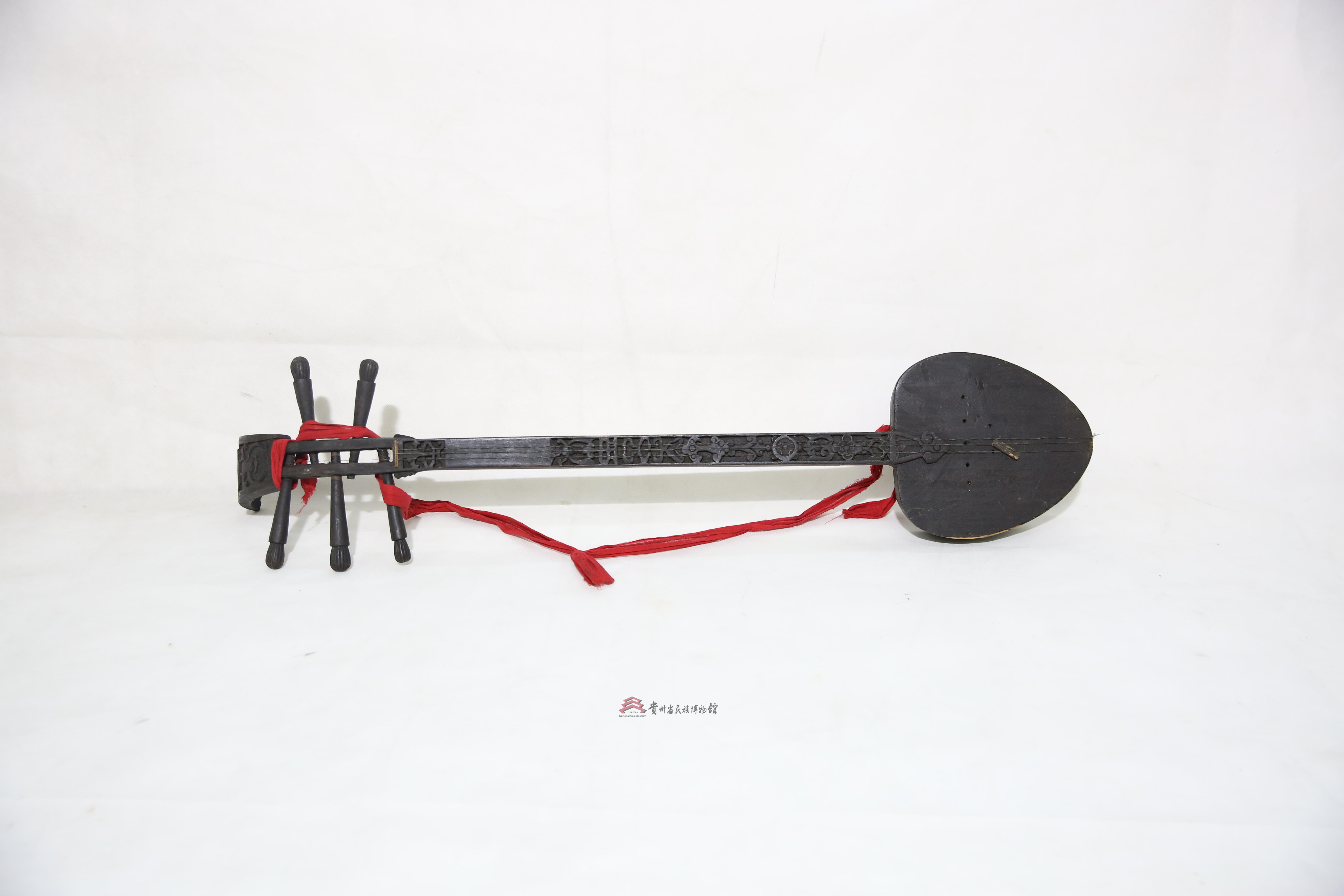 当代侗族雕花牛腿琴