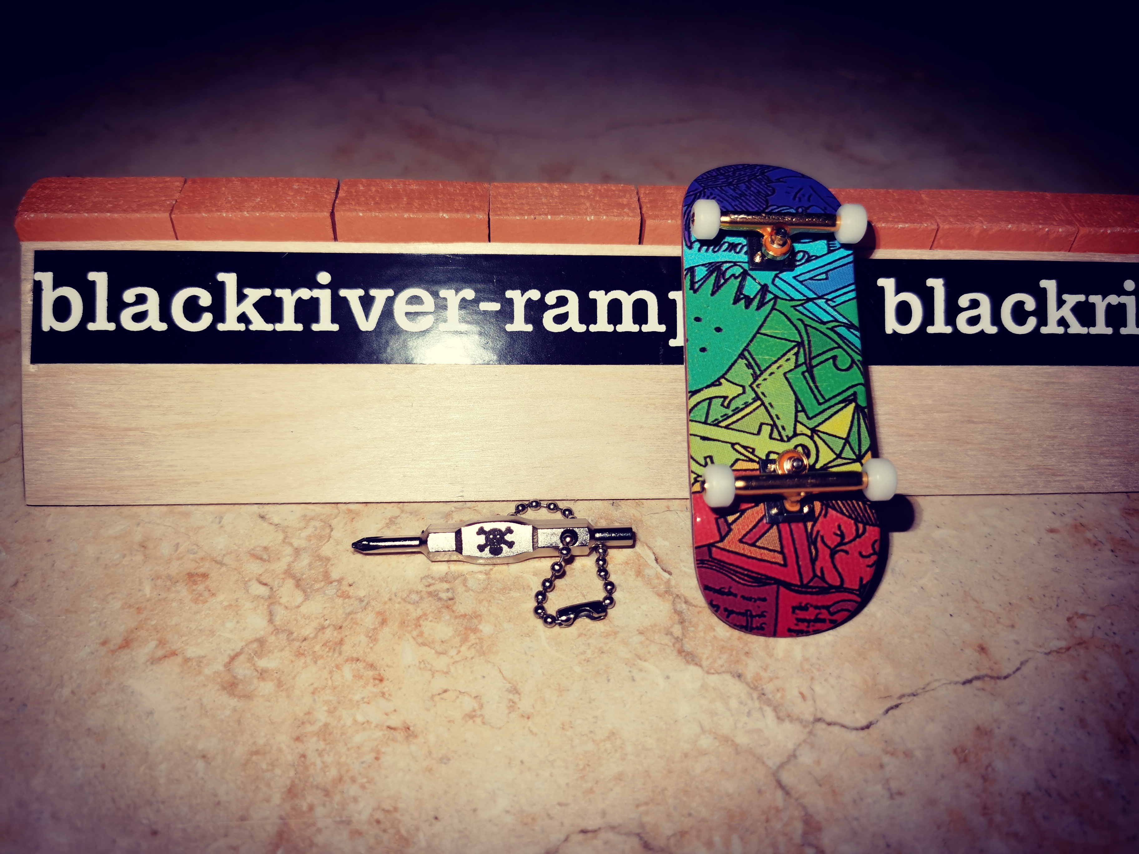  p>手指滑板(finger skate boarding,简称fsb)简称指板,是一项新兴的