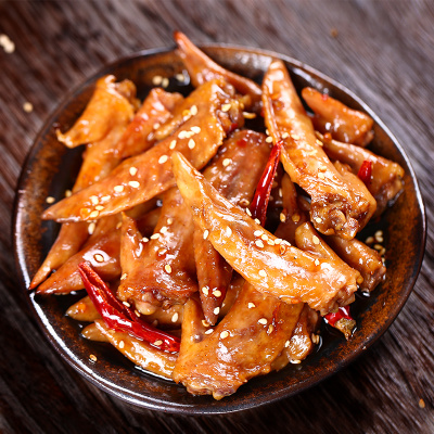  p>鸡翅尖即鸡翅膀的外端,鸡翅含有多量可强健血管及皮肤的成胶原及