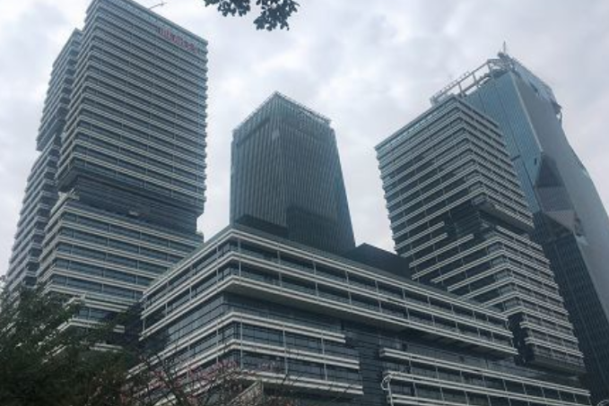 紧邻地铁九号线漕河泾开发区站,大厦为复星集团开发,处于复星集团园区