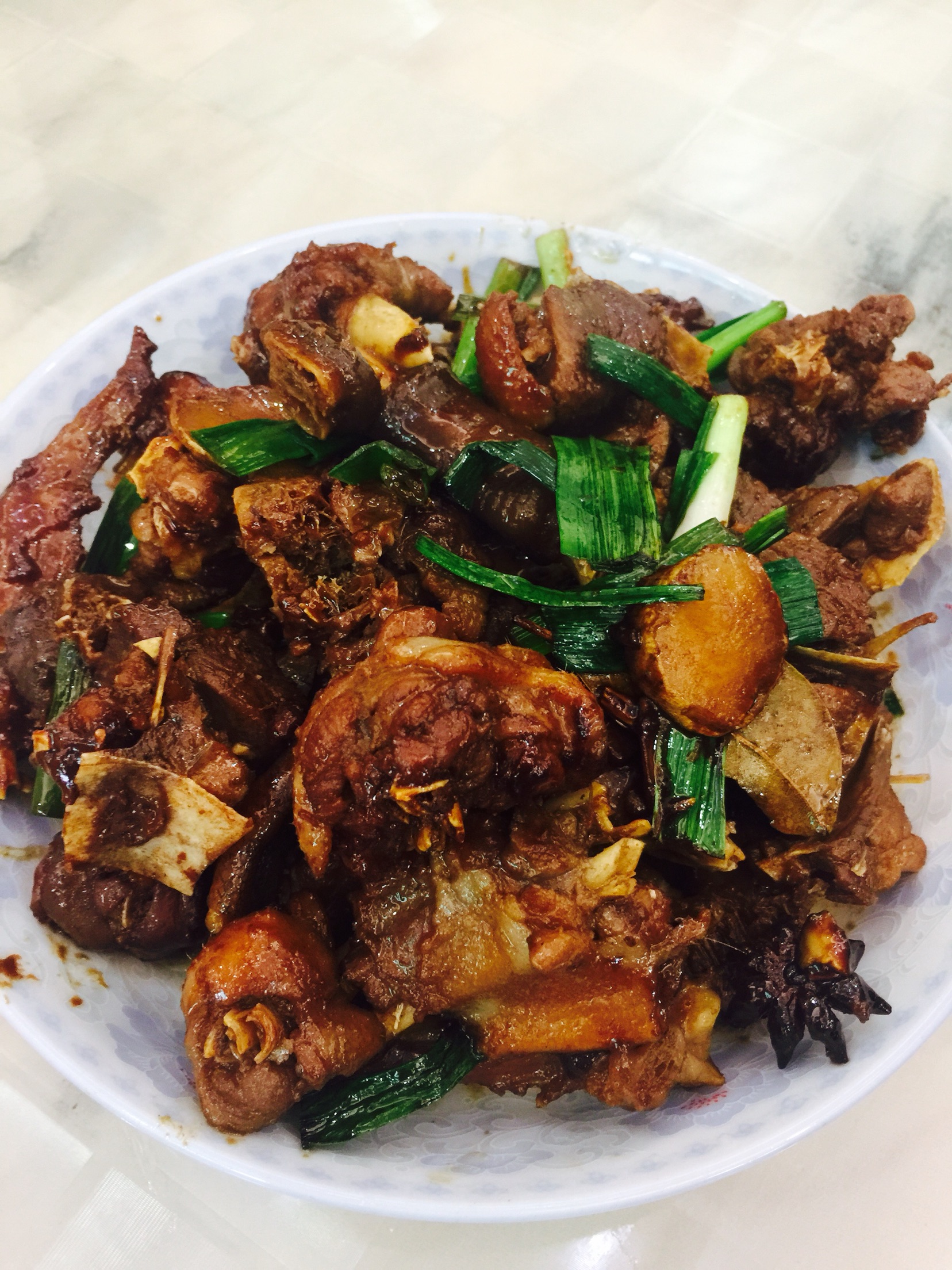  p>红烧土豆焖鹅是由鹅为主要食材,以酱油,啤酒等为调料做成的一道