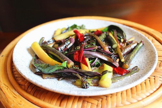  p>酸辣菜苔是湖北的特产,主要由菜薹做成. /p>