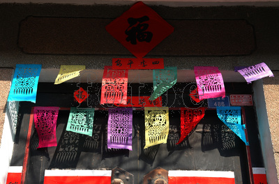  p data-id="go00s1bdg7">过门笺又称挂钱,罗门笺,门吊,花纸,吊挂,吊