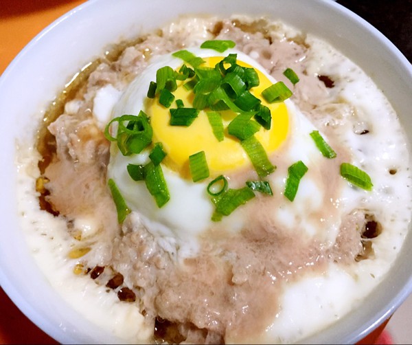  p>微波炉肉饼蒸蛋是一道由鸡蛋,料酒,盐,味精等做成的美食. /p>