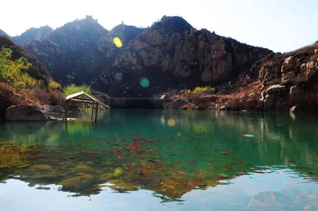  p>红石沟景区位于河北省邢台市沙河市中部丘陵区,綦村镇西左村红石沟