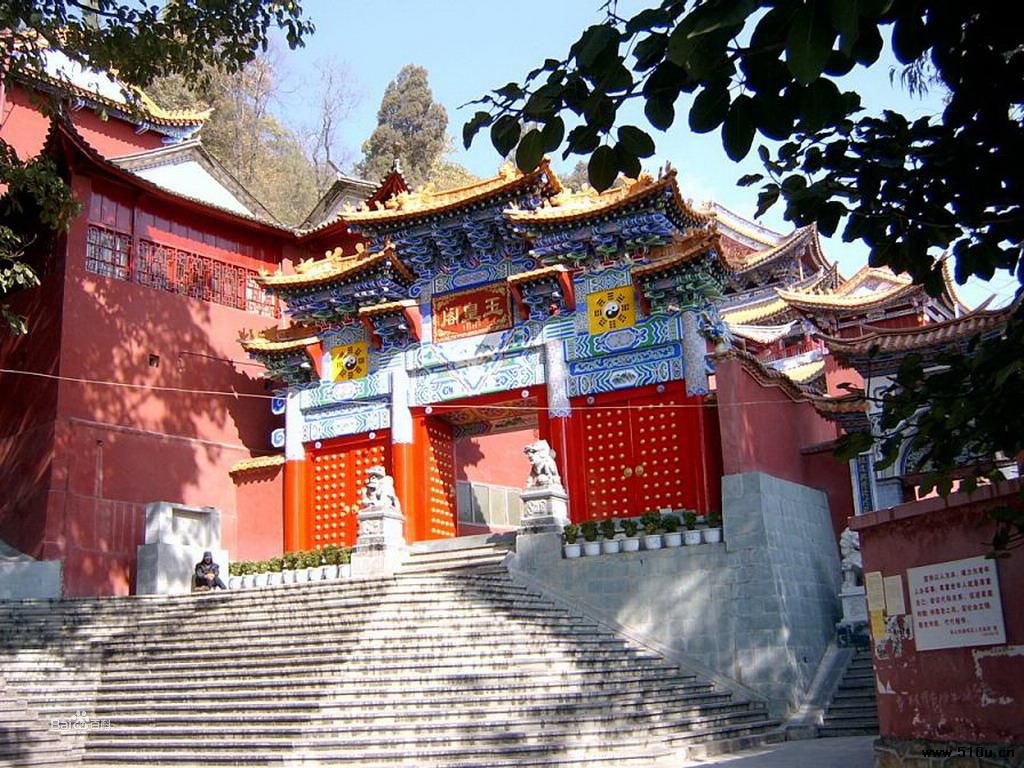于云南保山市城西太保山麓而得名公园总面积102公顷,森林覆盖面达90%