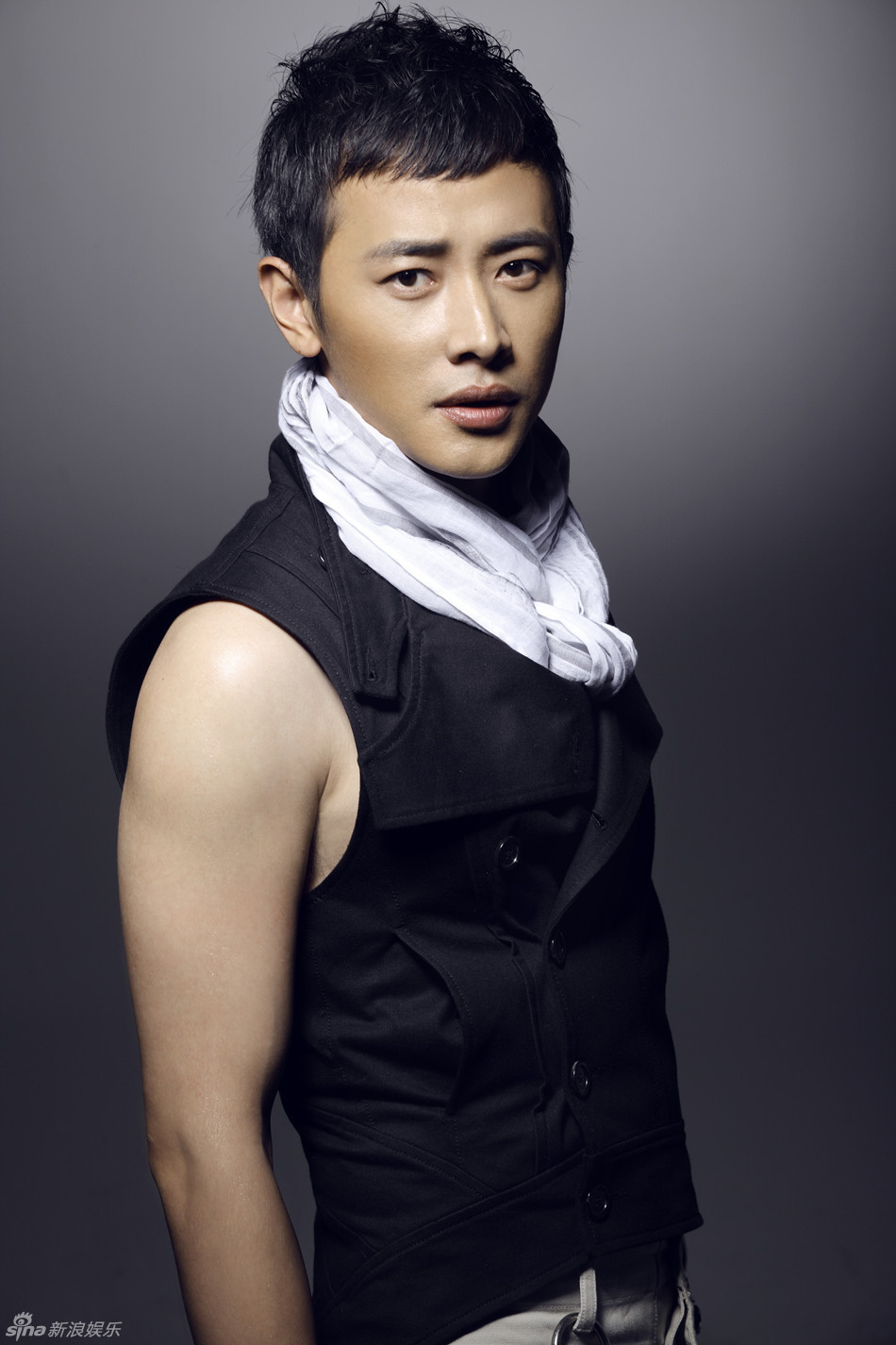  p>罗晋,1981年11月30日出生于江西省宜春市铜鼓县,中国内地影视男