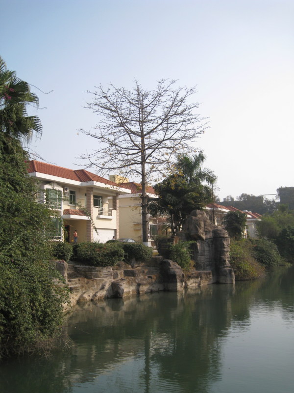 由"人工湖"及"人造山林"而著称"丽湖山庄",位于广东省东莞市厚街,虎门