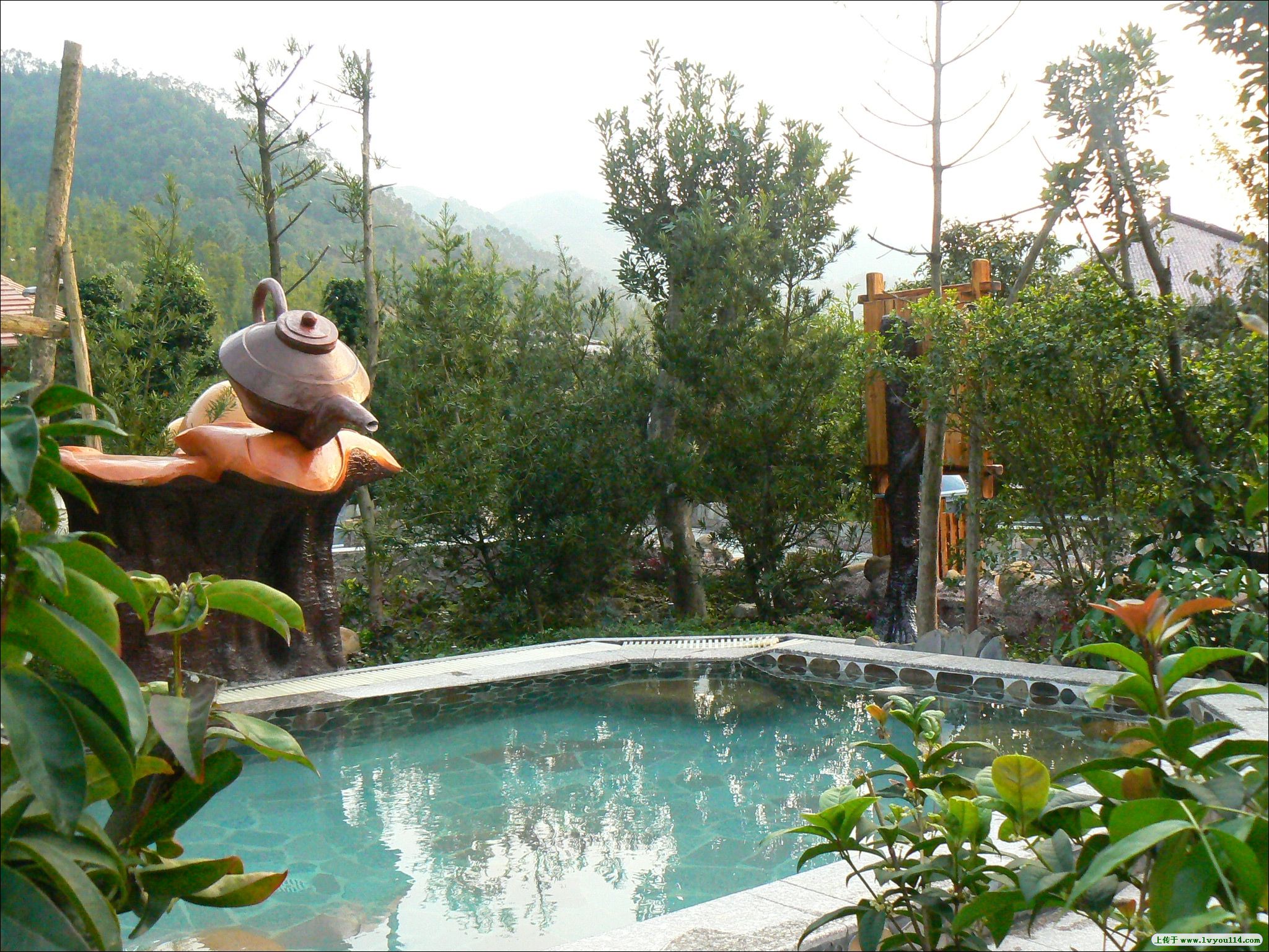  p>素有"新丰江源头高山仙泉"美称的云髻山温泉度假山庄位于广东省