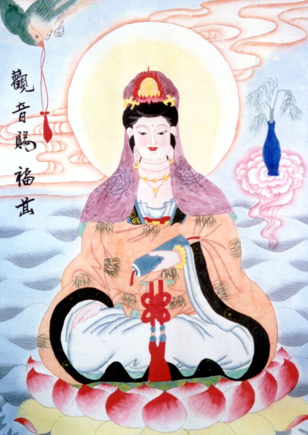 世音菩萨颇爱莲花,用莲花为座,自此所有寺院里的佛像都是以莲花为宝座