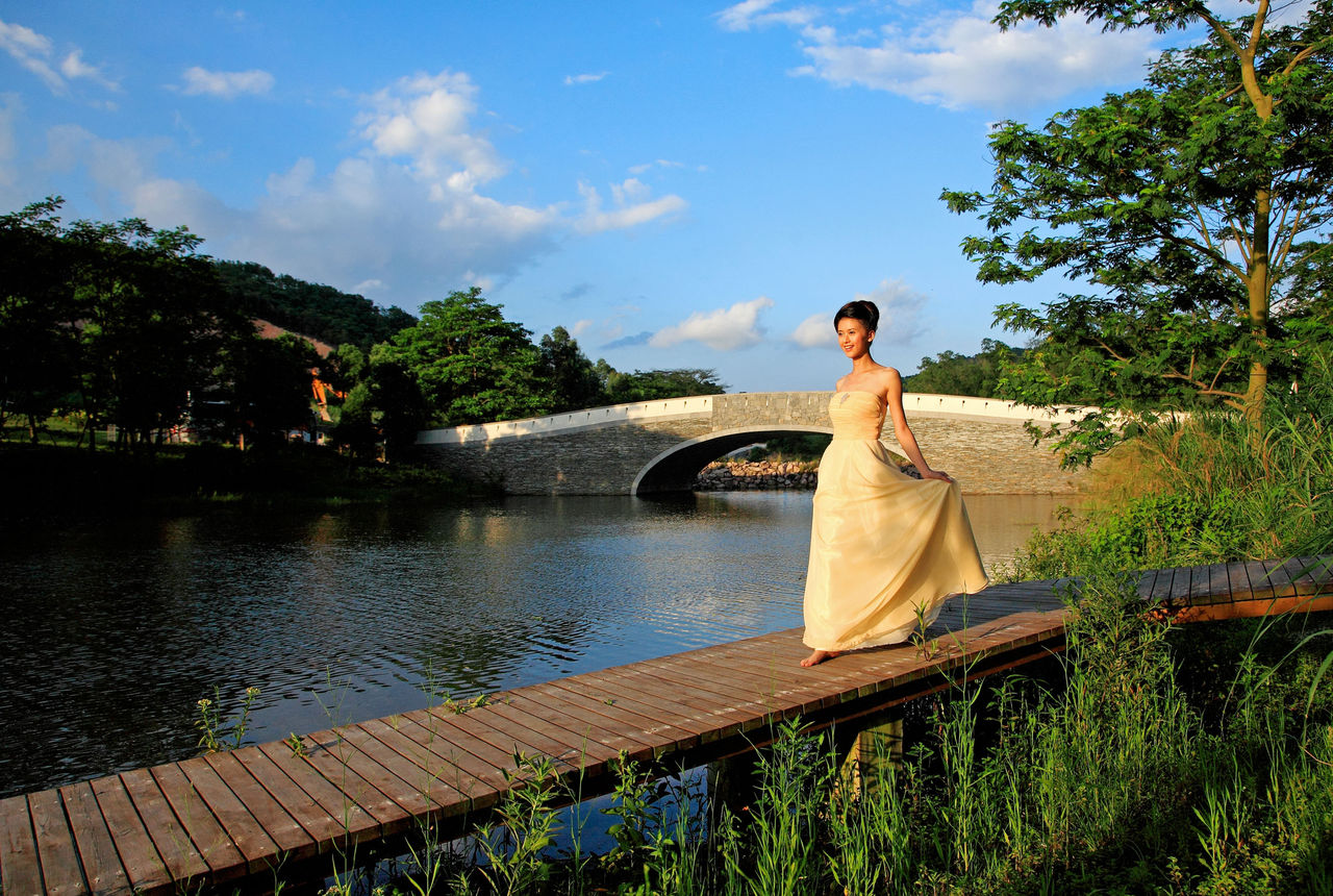 旨在通过摄影师的镜头,以美女,豪宅,名车等为背景,艺术地展现别墅之美