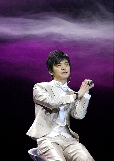  p>李健,1974年9月23日出生于黑龙江省哈尔滨市,中国内地流行乐男歌手