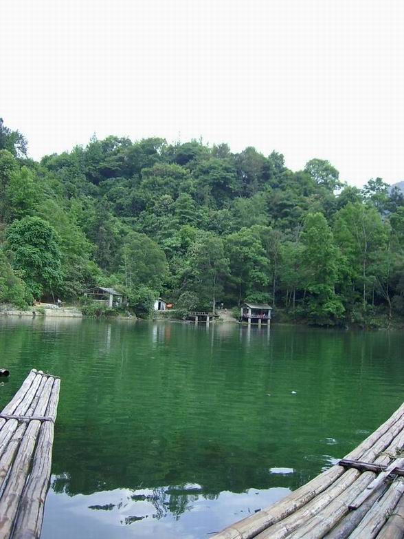  p>峨里湖景区位于广西河池市 a target="_blank"