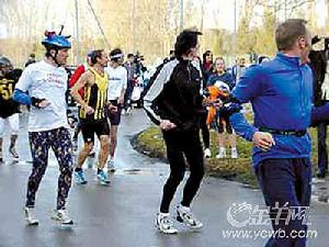 那时,受伤的运动员们以倒跑或倒走代替正常训练.