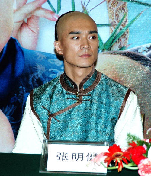  p>张明健,中国男演员,1972年5月25日出生于山东烟台,1996年毕业于 a