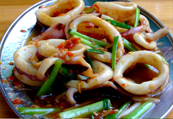 p>爆炒鱿鱼,是用鱿鱼制作的一道家常菜.