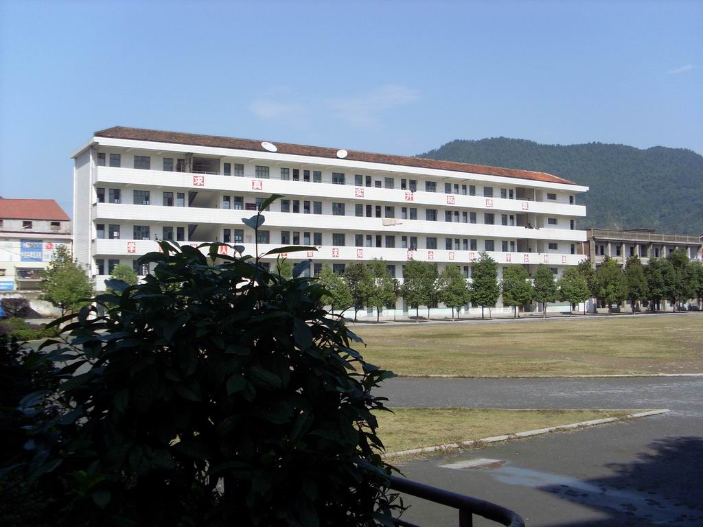  p>常德市示范性普通高中——石门六中,位于石门县中部重镇皂市镇,北