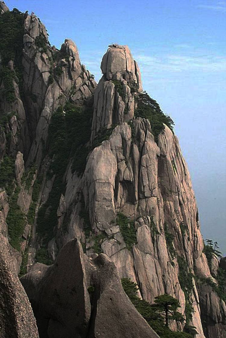  p data-id="gnx0kl0l62">松鼠跳天都为黄山耕云峰上一巧石,酷似活泼