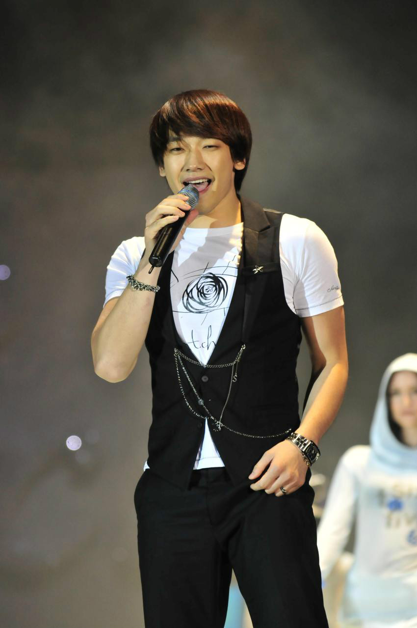  p>郑智薰(rain),1982年6月25日出生于韩国首尔,韩国流行男歌手,演员