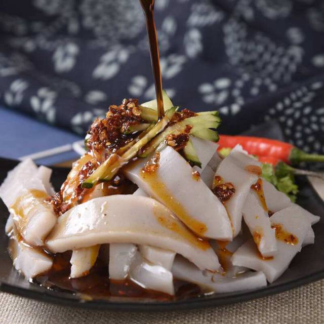 的小碗中,用芝麻酱作料,醋,蒜汁,辣油调制,是蓟州当地的一种特色小吃