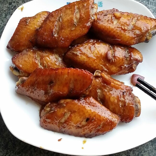  p data-id="gnyu2gp1kc">烤箱烤翅是一道美食,制作原料主要有鸡翅