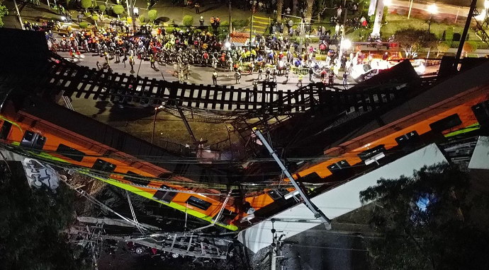 墨西哥首都墨西哥城奥利沃斯郊区一段高架铁路坍塌,导致一列地铁列车