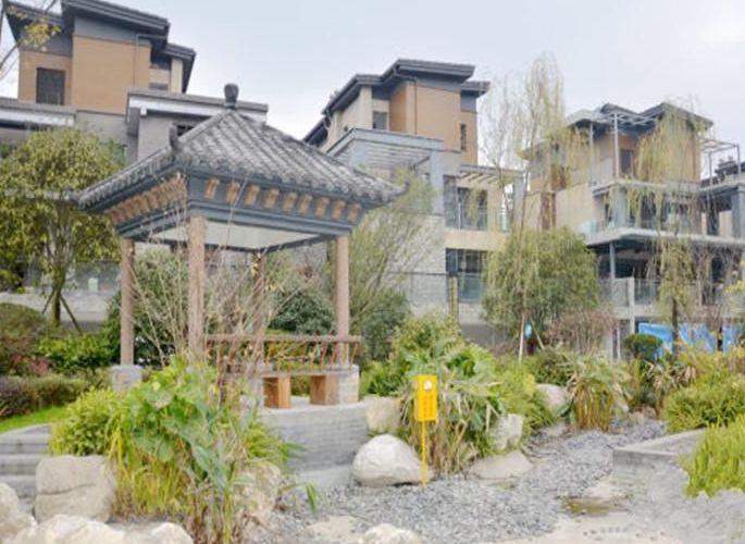  p>临河别墅位于成都市武侯五大花园,由无开发商建成,共计房屋60户