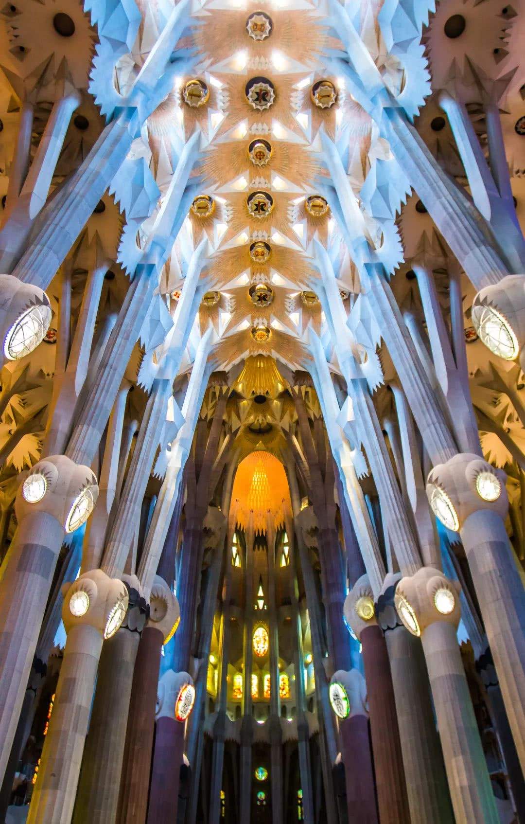 i temple expiatori de la sagrada família),又译作神圣家族大教堂