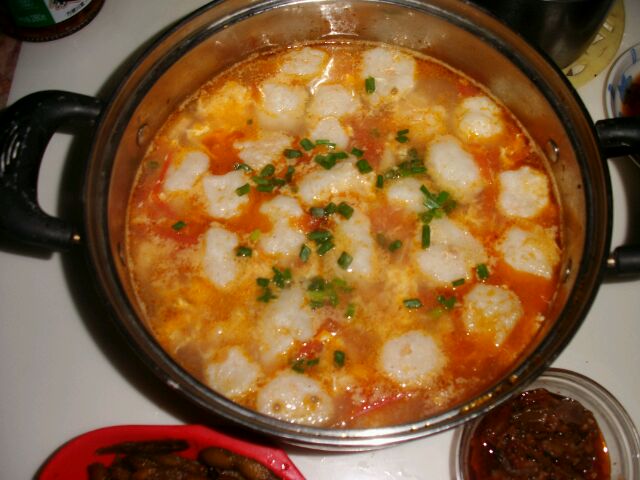  p>番茄金针鱼丸汤,是一道特色美食,由西红柿,鱼,金针菇 等烹饪而成.