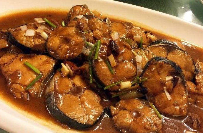  p>酱香鲅鱼是一道由鲅鱼,玉米面等做成的美食. /p>