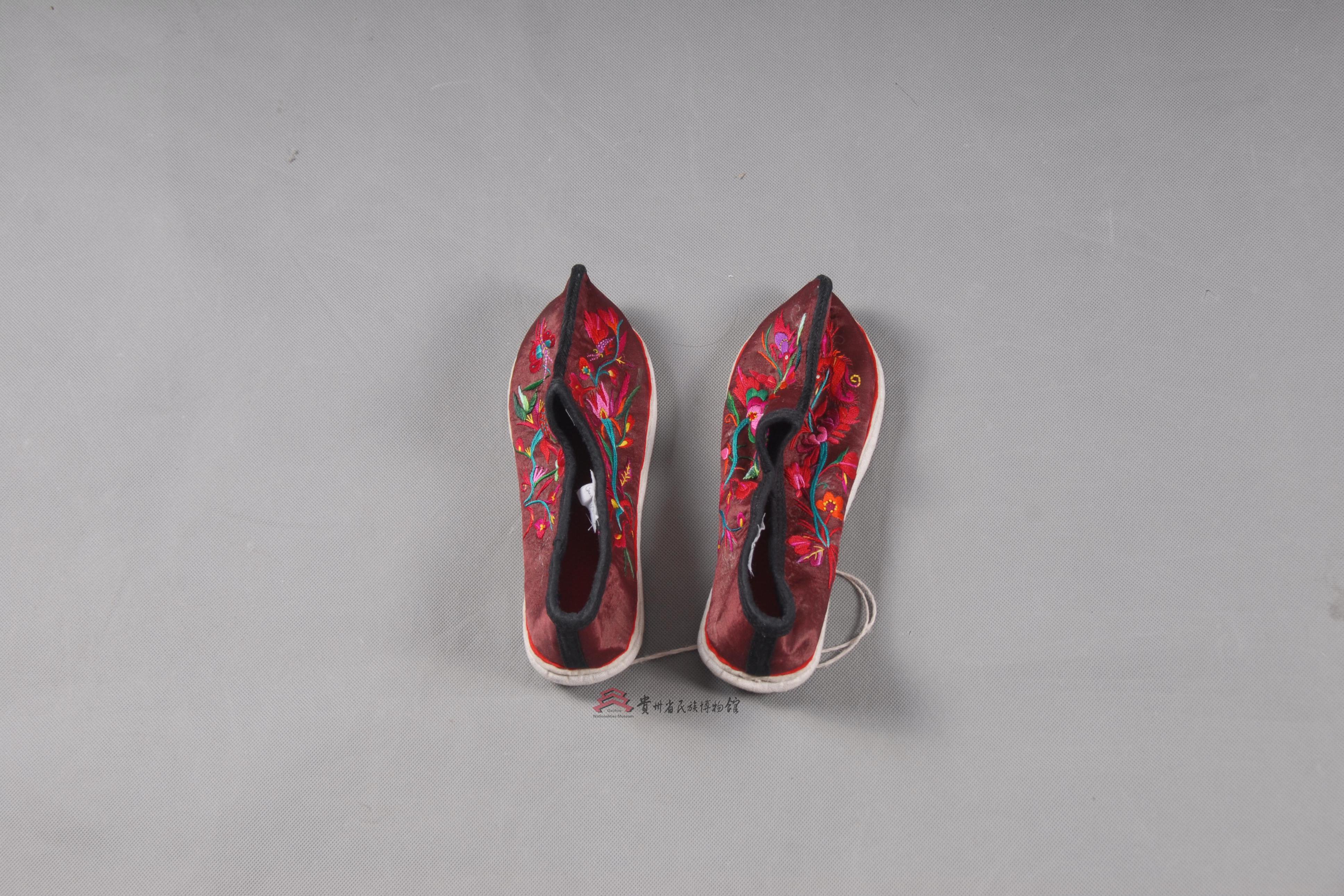 当代施洞苗族红缎平绣蝶花纹布鞋