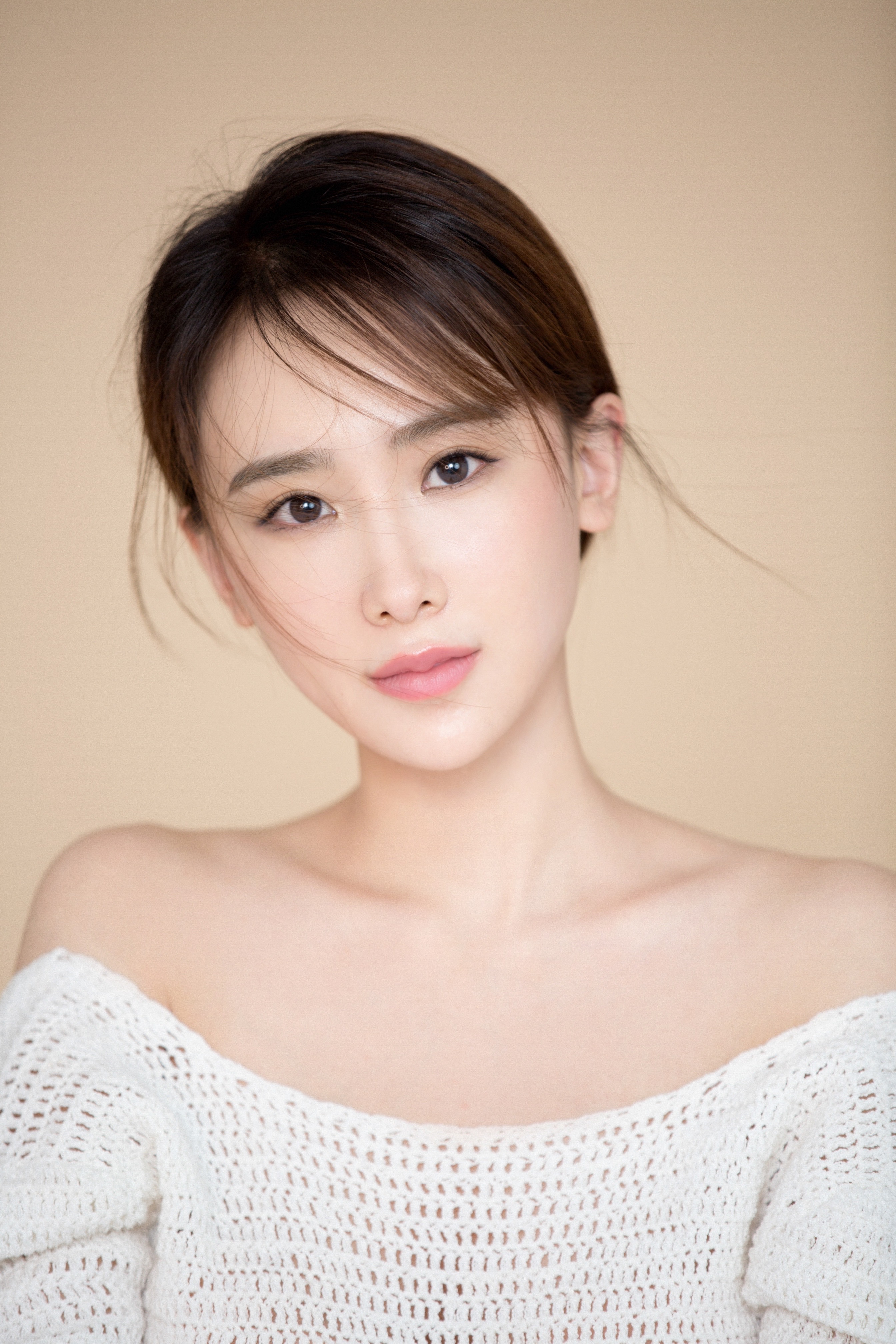  p>秦艺嘉,6月8日出生于北京市,中国内地女演员,毕业于 a target="