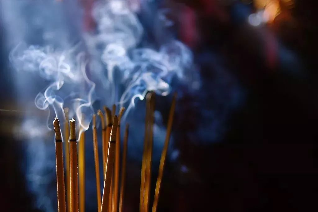 掌握正确的上香方法，春节进庙拜神不慌张！_百科TA说