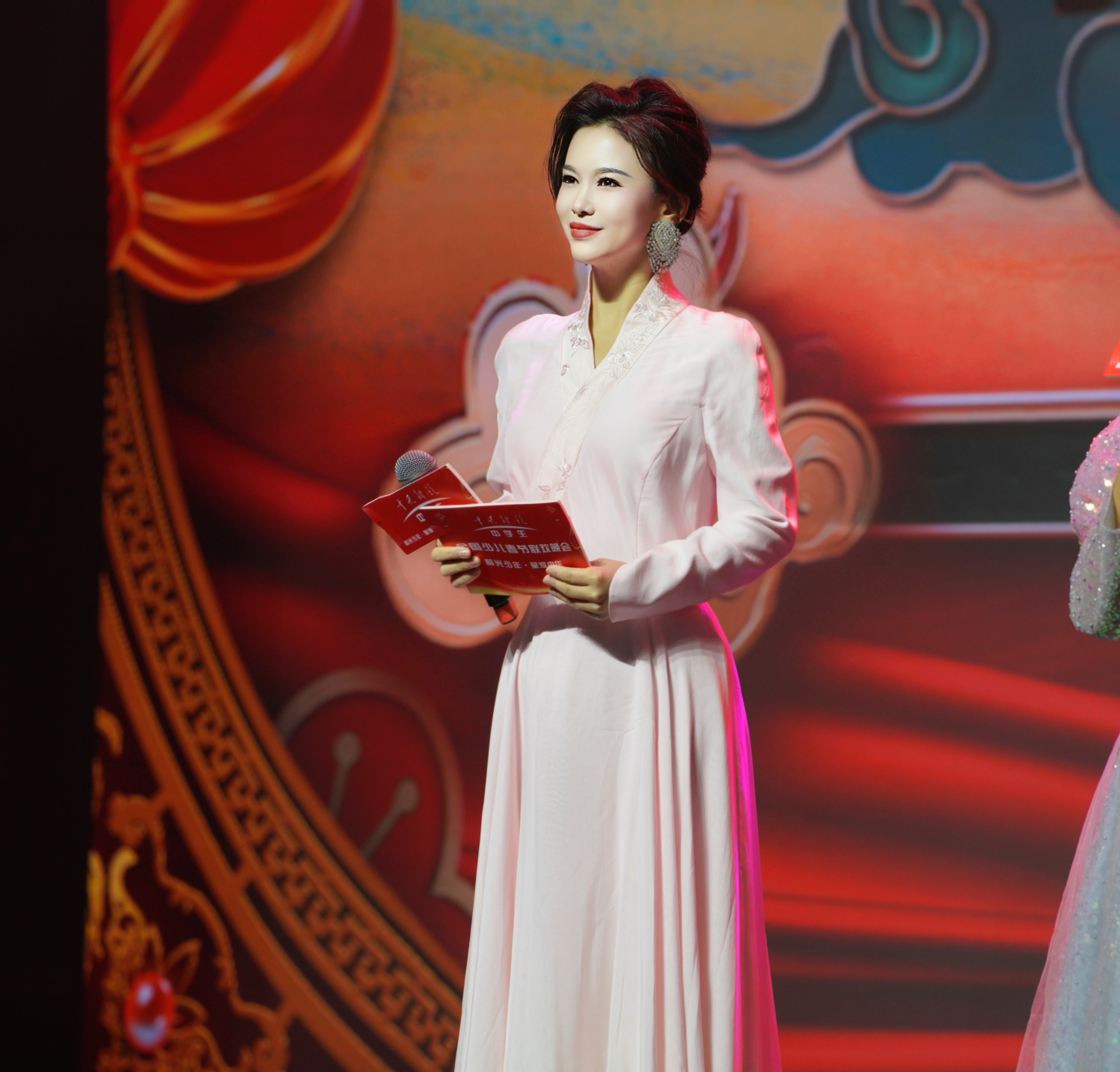 中国电视节目出品人,中韩英三语主持人,凤凰网