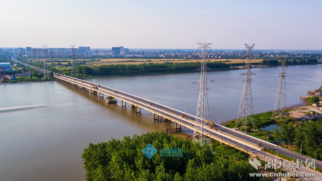  p>长青沙大桥位于江苏 a target="_blank" href="/item/如皋/497117"