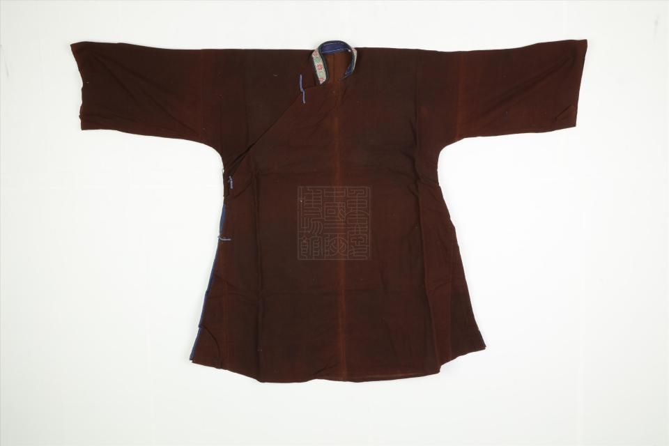 民国棕色长布衫