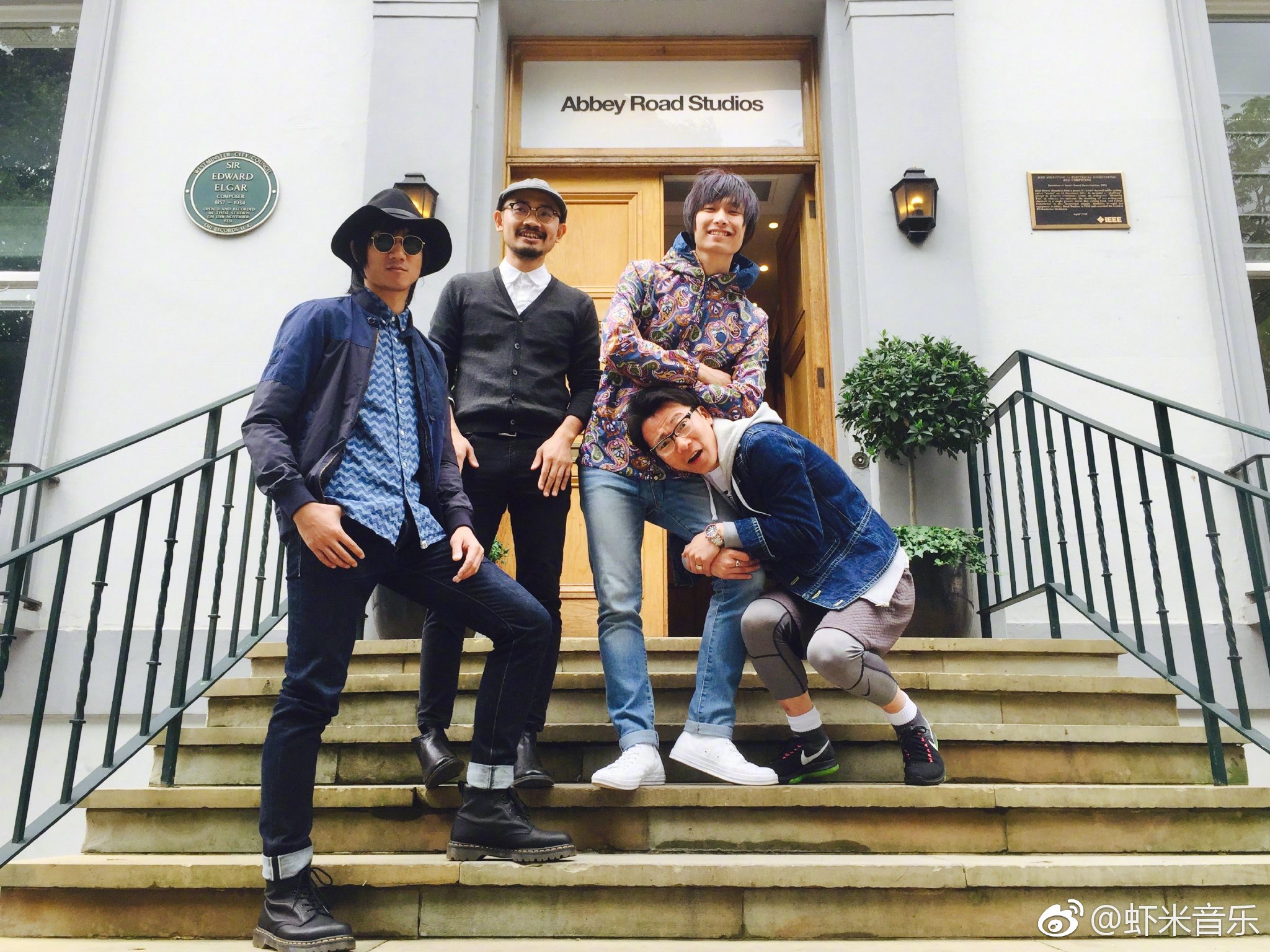 p>《西雅图阳光》是旅行团乐队演唱的一首歌曲,由owl作词,p作曲,收录